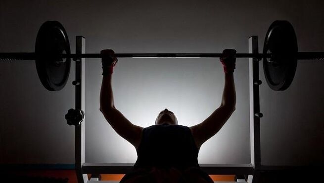 Un homme avec un bar